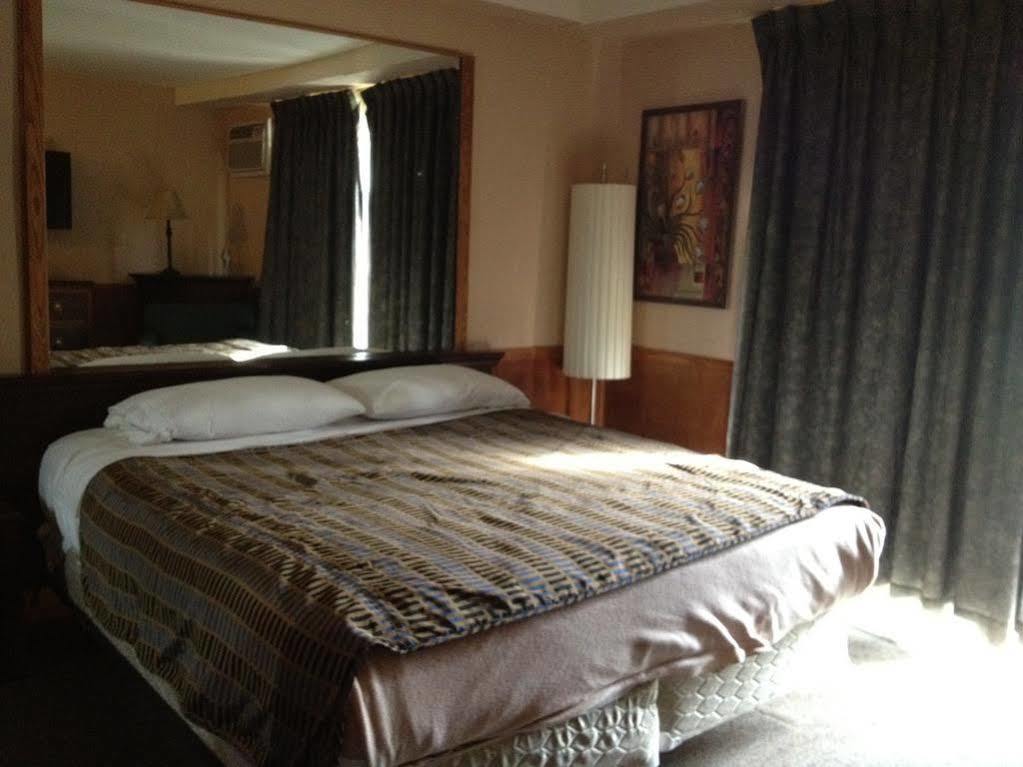 Chomedey Inn Laval Buitenkant foto