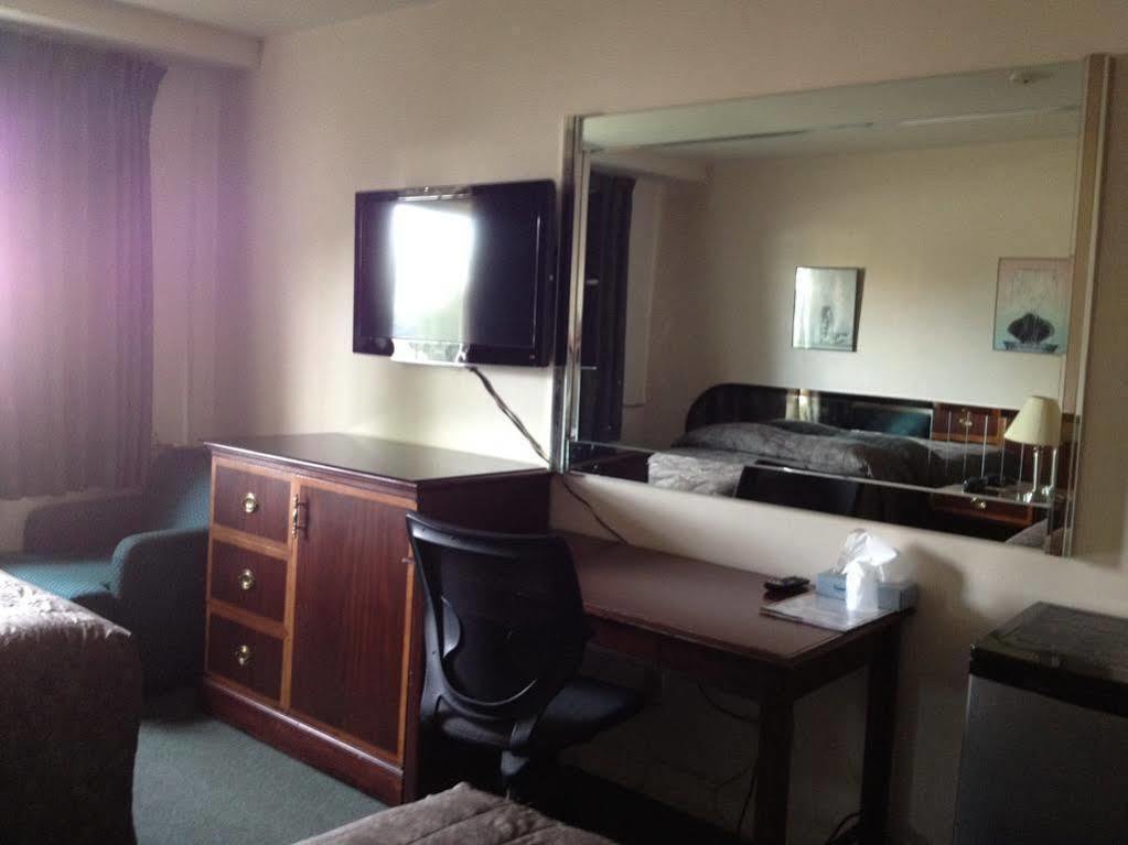 Chomedey Inn Laval Buitenkant foto